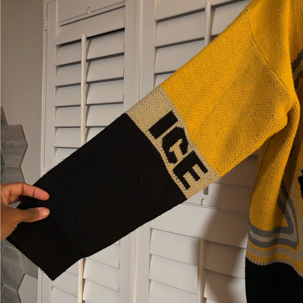 Men’s Simpson Vintage Black and yellow  Graphic Sweater - Picture 2 of 10